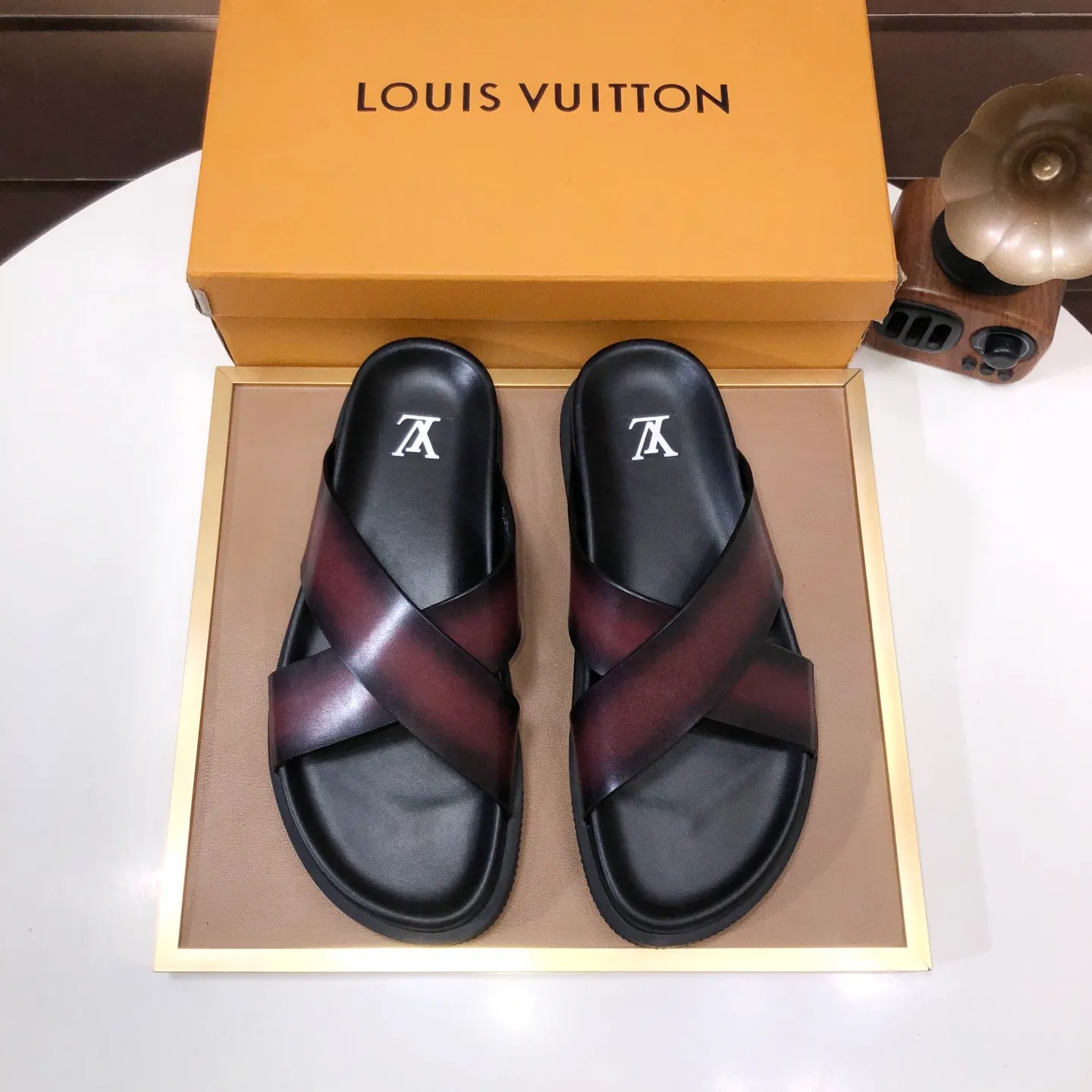Men's shoes 💰400💰 [Louis Vuitton LV slippers] (high-end cowhide) counter 1:1 fashion style, a must-have for summer! The designer used LV’s iconic outsole. The original simple slippers instantly become fashionable! The upper is made of flexible special cowhide leather straps alternately, and the workmanship is exquisite! A must-have for stylish men in summer, size 38-45 (45 customized)